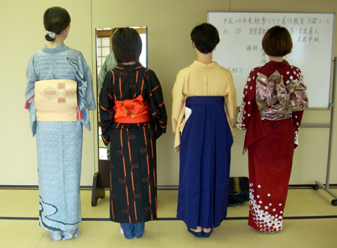 2012秋季着物教室授業風景4-講師のデモンストレーション着付けで着せてもらいました。