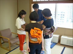 2013秋季着物教室授業風景2-少し緊張もとけて…