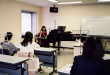 フランス語で歌うシャンソン・フレンチポップスの授業風景